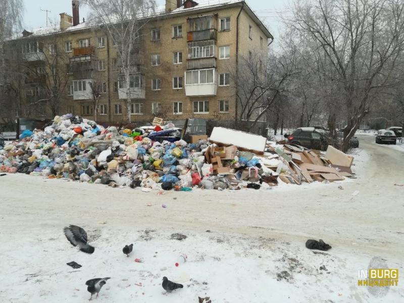 В Екатеринбургском военном городке люди задыхаются от мусора