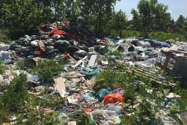 Жизнь возле свалки: на Народной улице снова появились горы мусора