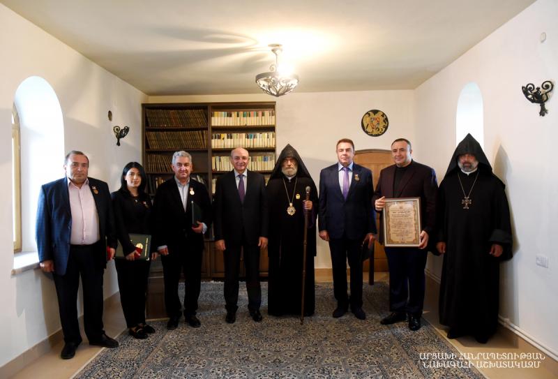 Бако Саакян присутствовал на литургии, посвященной возобновлению деятельности Арцахской епархии ААЦ