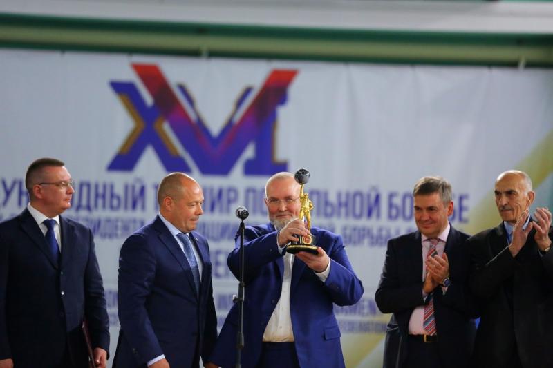 Владимир Семенов удостоен награды за выдающийся вклад в развитие борьбы