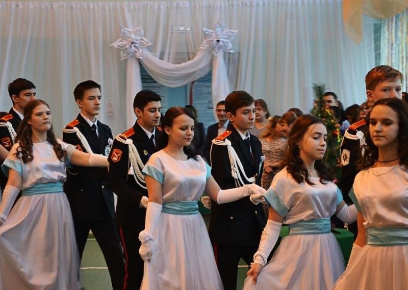 Владимир Семенов приветствовал участников кадетского бала «Виват, сыны Отечества!»