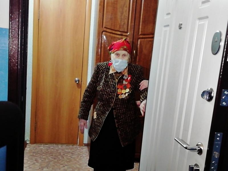 Владимир Семенов поздравил с 90-летним юбилеем труженицу тыла