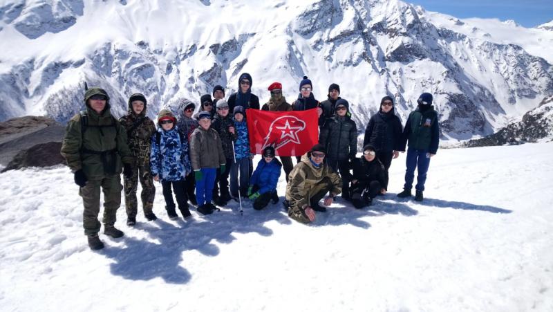 Юнармейцы из Ставрополья установят Знамя Победы на Эльбрусе