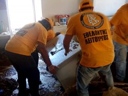 На греческом острове Эвия волонтеры помогли пострадавшим от наводнения