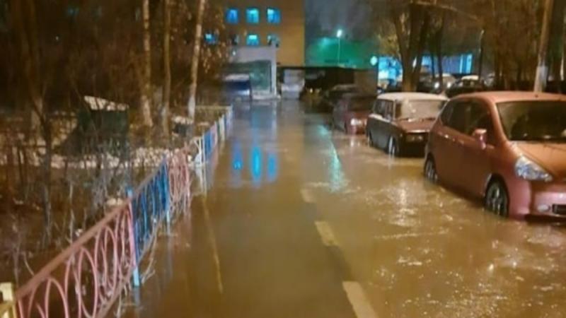 Улицу в Балашихе затопило холодной водой после прорыва трубы