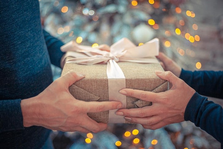 Дарение подарков как знак симпатии и уважения