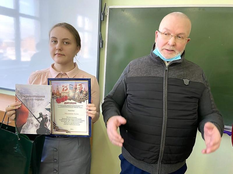 Владимир Семенов встретился с победительницей окружного творческого конкурса «Мой дед – герой»