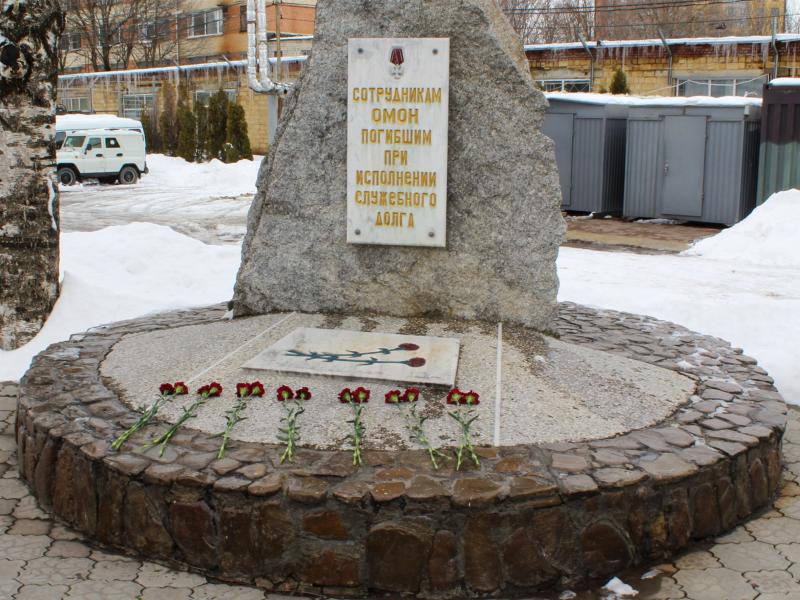 Сотрудники ставропольского ОМОН почтили память погибших сослуживцев