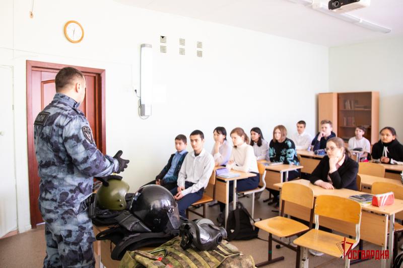 Бойцы ОМОН на транспорте провели для Екатеринбургских школьников Урок мужества