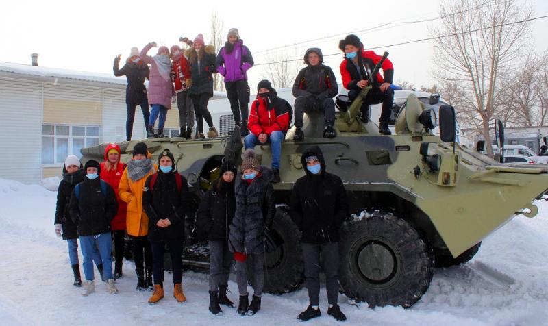 Накануне Дня защитника Отечества в ОМОН Росгвардии по Оренбургской области высадился студенческий «десант»