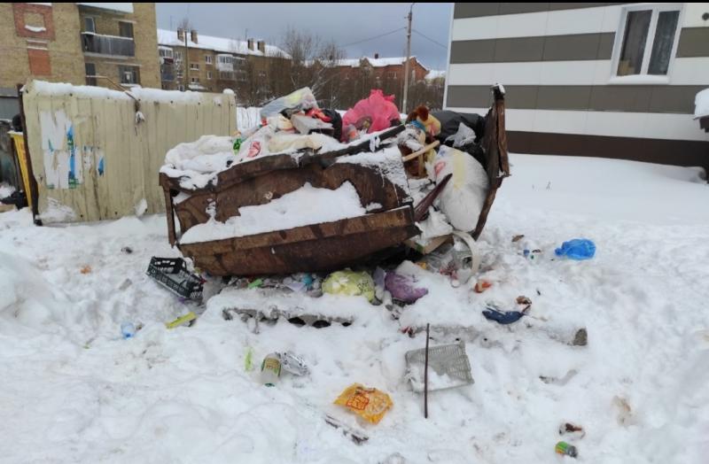 ОНФ в Коми призвал власти Ухты ликвидировать мусорные завалы у площадок ТКО в поселке Дальний