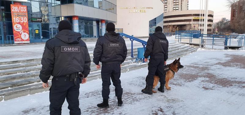 Сотрудники  ОМОН обеспечивают охрану порядка на Чемпионате России по пауэрлифтингу в Екатеринбурге
