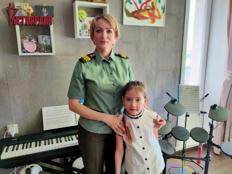 В преддверии женского праздника, военнослужащая Росгвардии из Иркутской области сержант Светлана Мархаева рассказала журналистам о тонкостях службы и о творческом вдохновении
