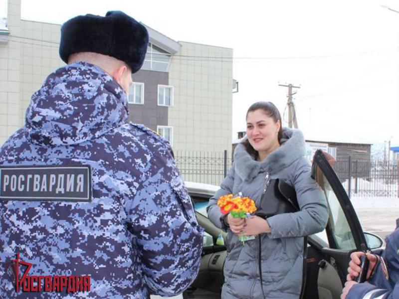 В Тайшете в рамках акции «Цветы для автоледи» сотрудники вневедомственной охраны Росгвардии совместно с ГИБДД поздравили женщин с 8 марта
