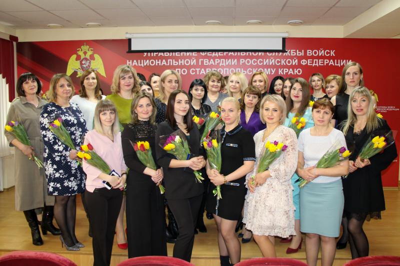 В Ставрополе начальник краевого Управления Росгвардии поздравил женщин-военнослужащих и сотрудниц с Международным женским днем