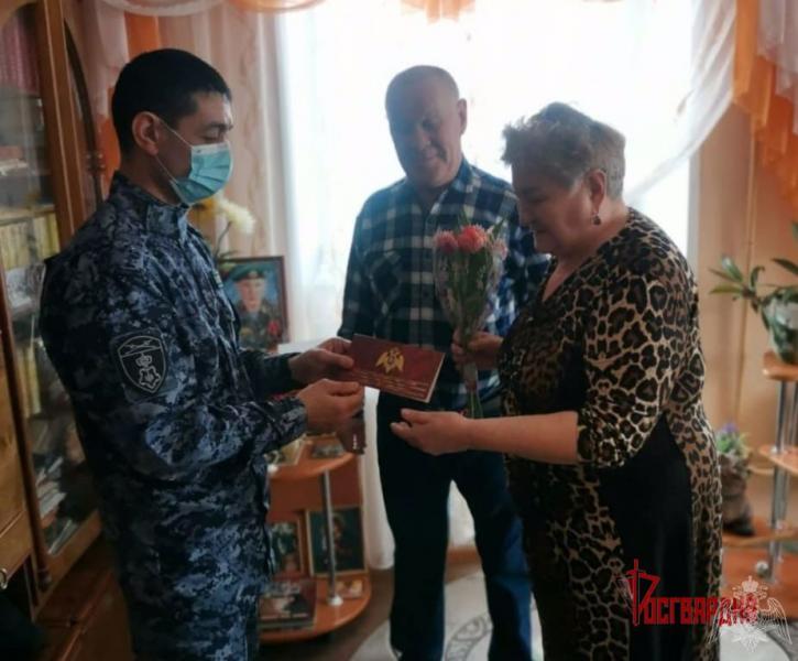 В Тюменской области представители Росгвардии поздравили с Международным женским днём матерей и вдов погибших боевых товарищей