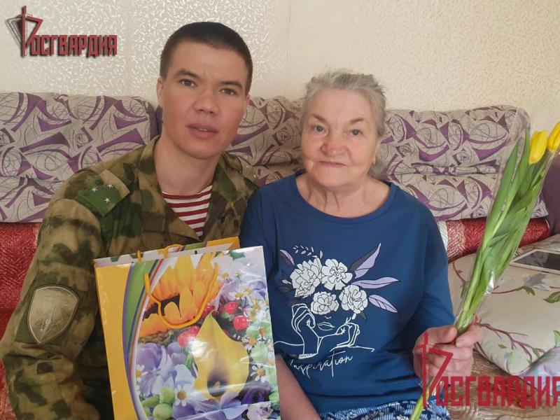 В Ангарске военнослужащие Росгвардии поздравили с 8 марта матерей погибших товарищей