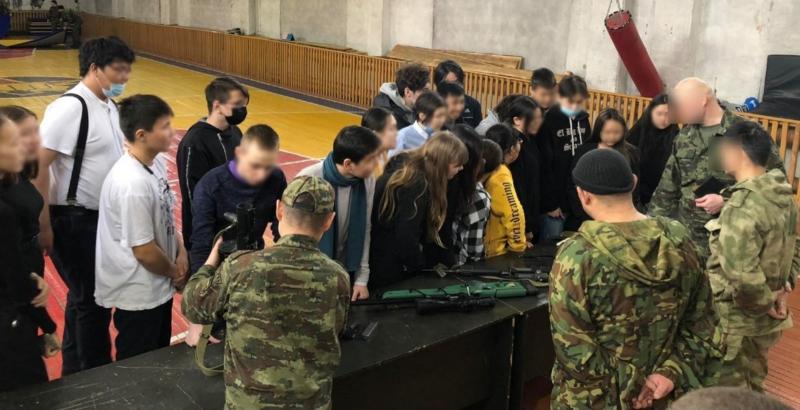 Сотрудники отдела специального назначения УФСИН России по Республике Тыва провели занятие со школьниками.
