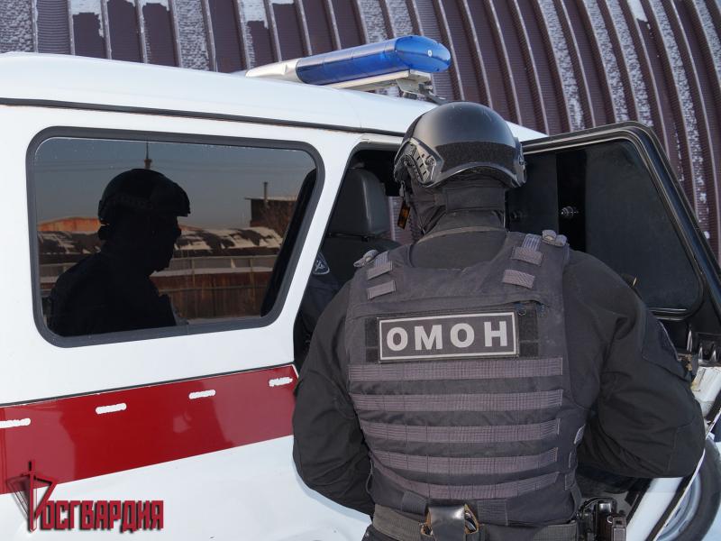 В Иркутске полицейские во взаимодействии с сотрудниками ОМОН Росгвардии проводят профилактические рейды по соблюдению миграционного законодательства