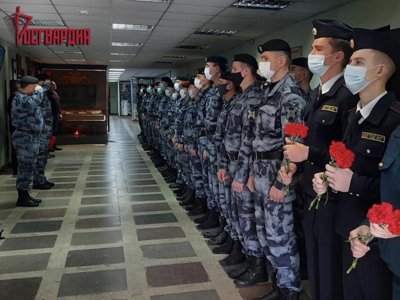 В Ангарске сотрудники ОМОН Росгвардии почтили память погибших на Северном Кавказе товарищей