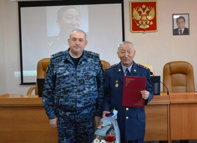 В УФСИН России по Республике Тыва торжественно поздравили с юбилеем ветерана УИС.