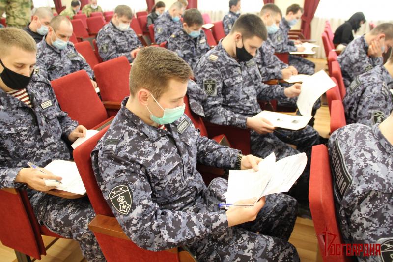 В Тюменской области представители и кадеты Росгвардии приняли участие в «Диктанте Победы»