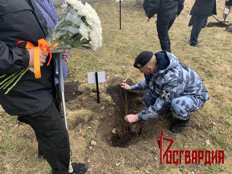 В Екатеринбурге появилась аллея славы памяти погибших сотрудников ОМОН