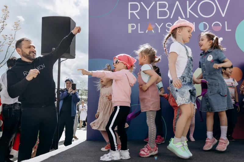 Миллиардер Игорь Рыбаков открыл в Москве сеть детских садов и школ PLAYSCHOOL