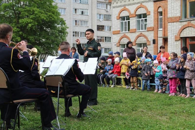 В Чебоксарах музыканты военного оркестра территориального управления Росгвардии поздравили ребят с Международным днем защиты детей