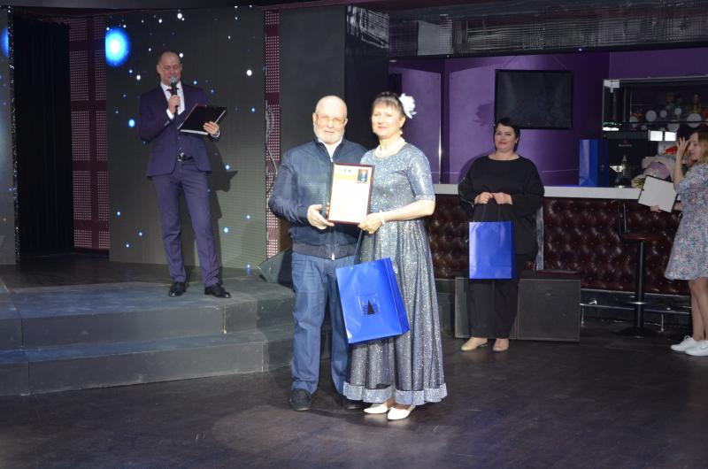 Владимир Семенов наградил работников культуры Нефтеюганского района
