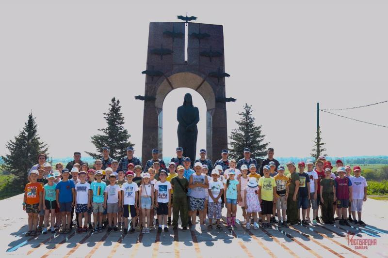 В Самарской области сотрудники Росгвардии вместе с подшефными школьниками почтили память семьи Володичкиных