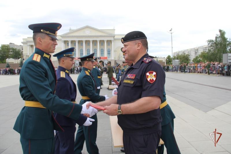 Представители Росгвардии вручили дипломы офицерам-выпускникам Тюменского военно-инженерного училища
