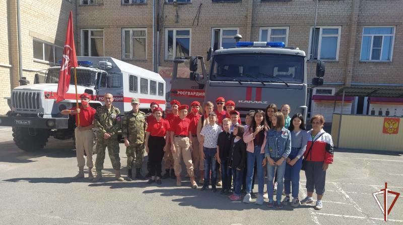 В Челябинске сотрудники транспортного ОМОН провели экскурсию по базе подразделения для школьников
