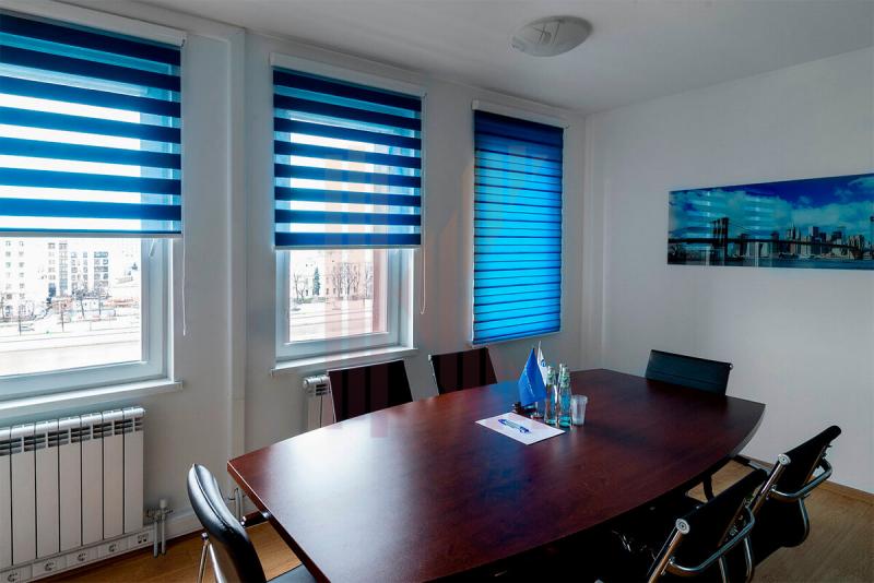 "Зебра" в офисе: самые современные рулонные шторы