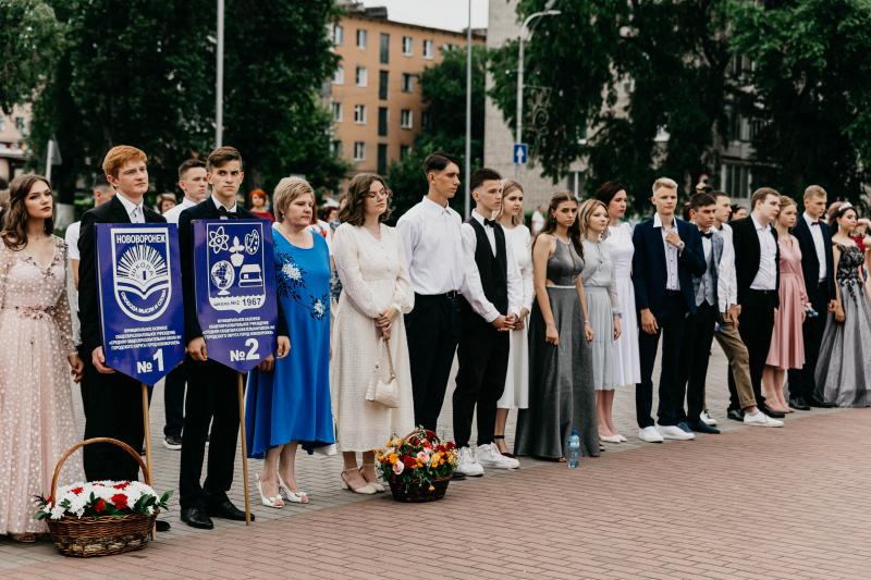 В Нововоронеже состоялся общегородской бал для 177 выпускников