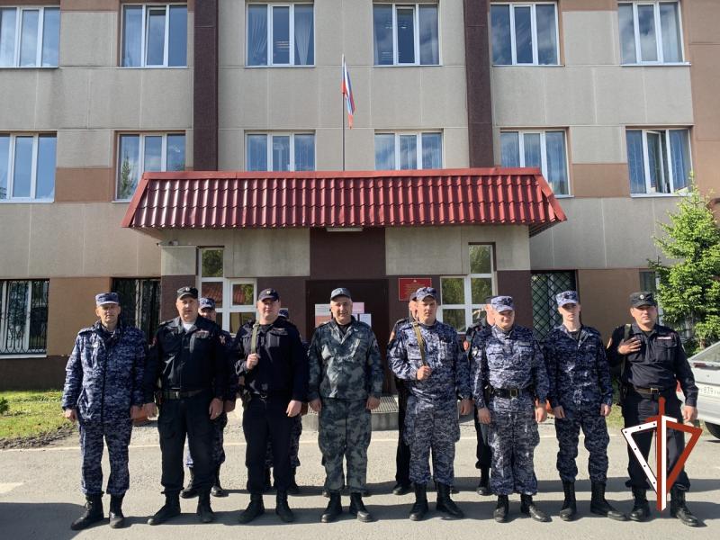 В Югре военнослужащие и сотрудники Росгвардии выполнили задачи по обеспечению общественного порядка в период празднования Дня России