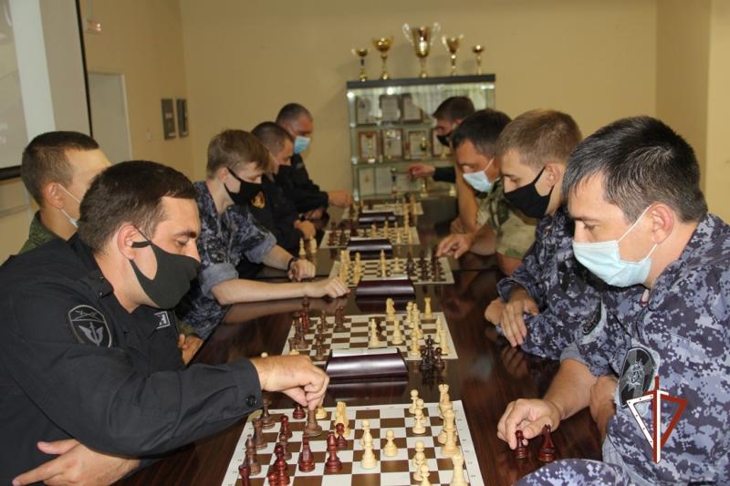 В Международный день шахмат представители Росгвардии в Тюмени провели традиционный шахматный турнир