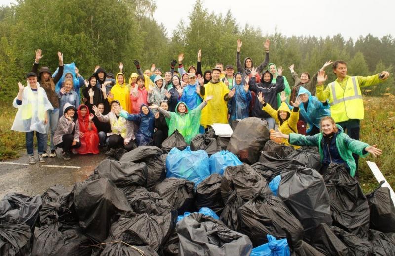 Волонтёры убрали мусор в окрестностях Уральского Марса