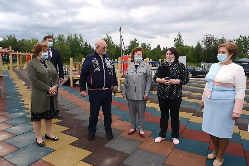 Владимир Семенов посетил новый объект благоустройства в Усть-Югане