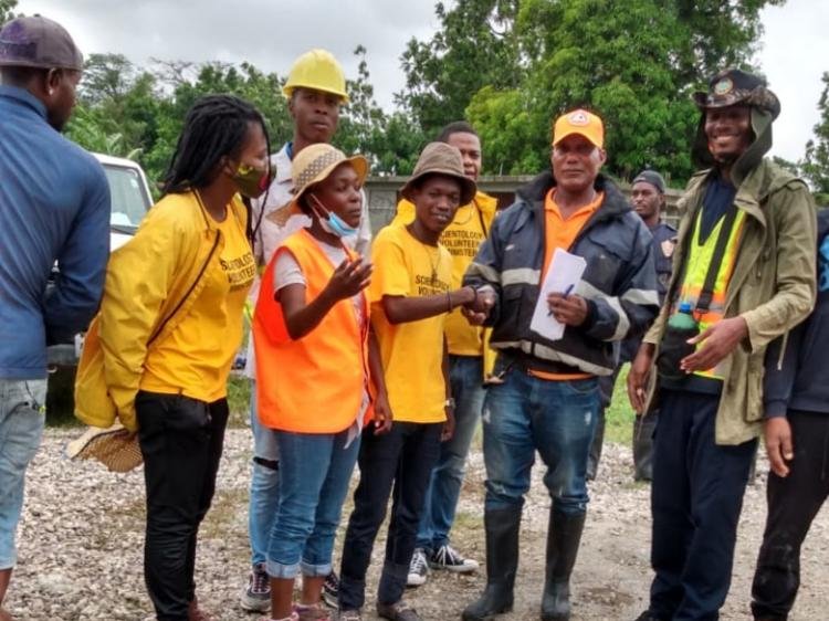 Волонтеры помогают пострадавшим от землетрясения на Гаити