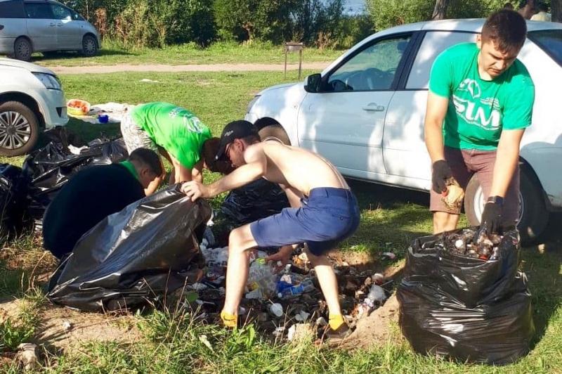 Омичи очистили от мусора берег озера Чередовое