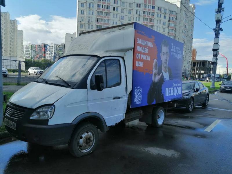 Грузовики Певцова с виниловыми баннерами на парковках и дорогах СВАО