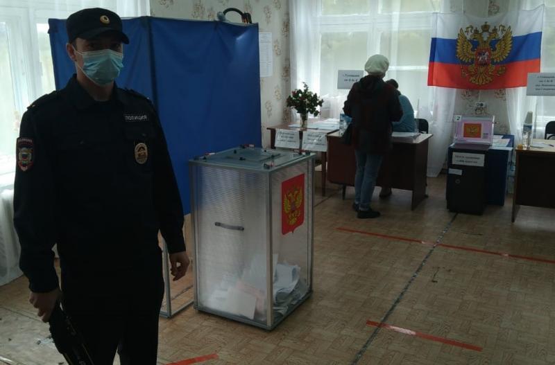 Свердловская полиция обеспечила правопорядок на избирательных участках в первый день выборов