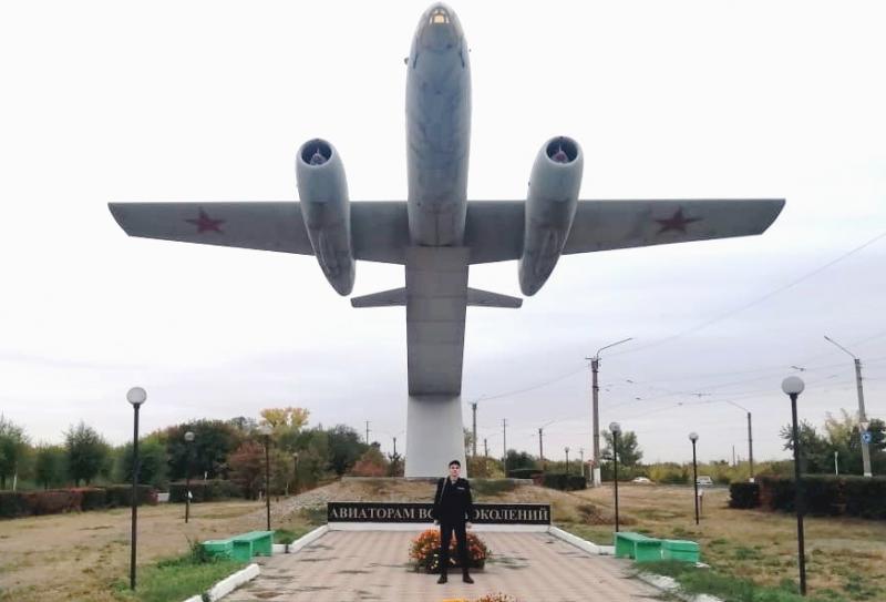 Сотрудники Росгвардии Оренбуржья рассказывают о памятнике «Авиаторам всех поколений», установленном в городе Орск