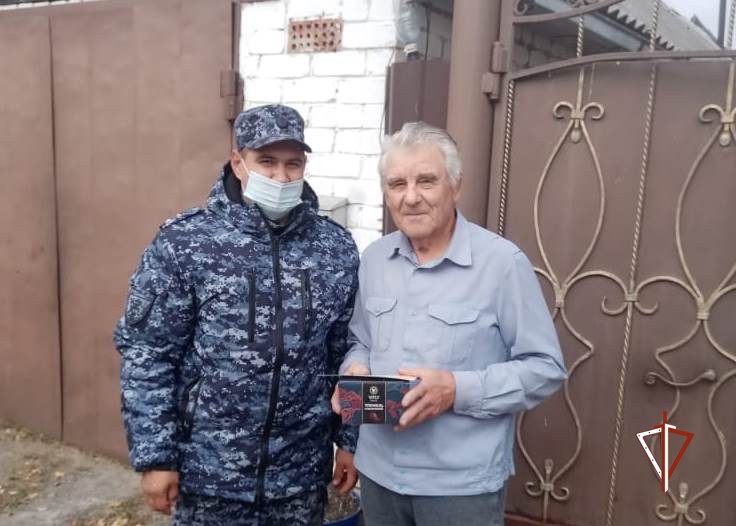 В Тюменской области сотрудники Росгвардии навестили и поздравили ветеранов службы с Днём пожилых людей