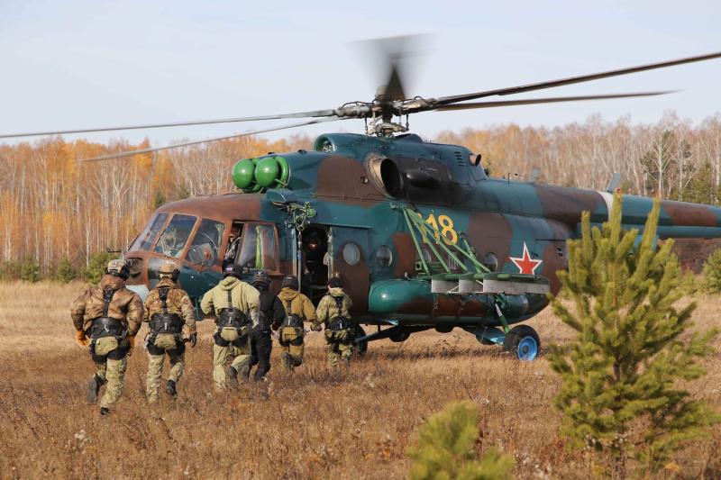 В Челябинске бойцы ОМОН Росгвардии провели занятия по отработке беспарашютного десантирования