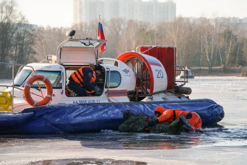 26 судов на воздушной подушке будут дежурить на водоемах столицы зимой