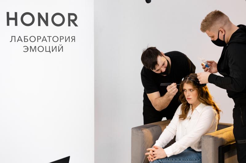 Нейропсихолог Алена Ванченко и актриса Варвара Шмыкова проверили силу подлинных эмоций в лаборатории HONOR