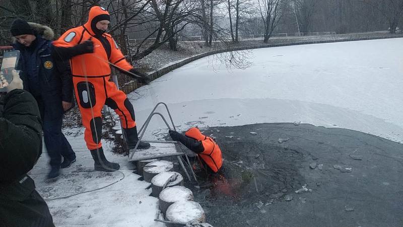 Московские спасатели ПСС «Терлецкая» проводят занятия по соблюдению мер безопасности на водных объектах в осенне-зимний период с учащимися ВАО