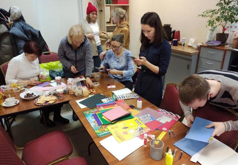 Волонтёры изготовили новогодние открытки для пожилых людей